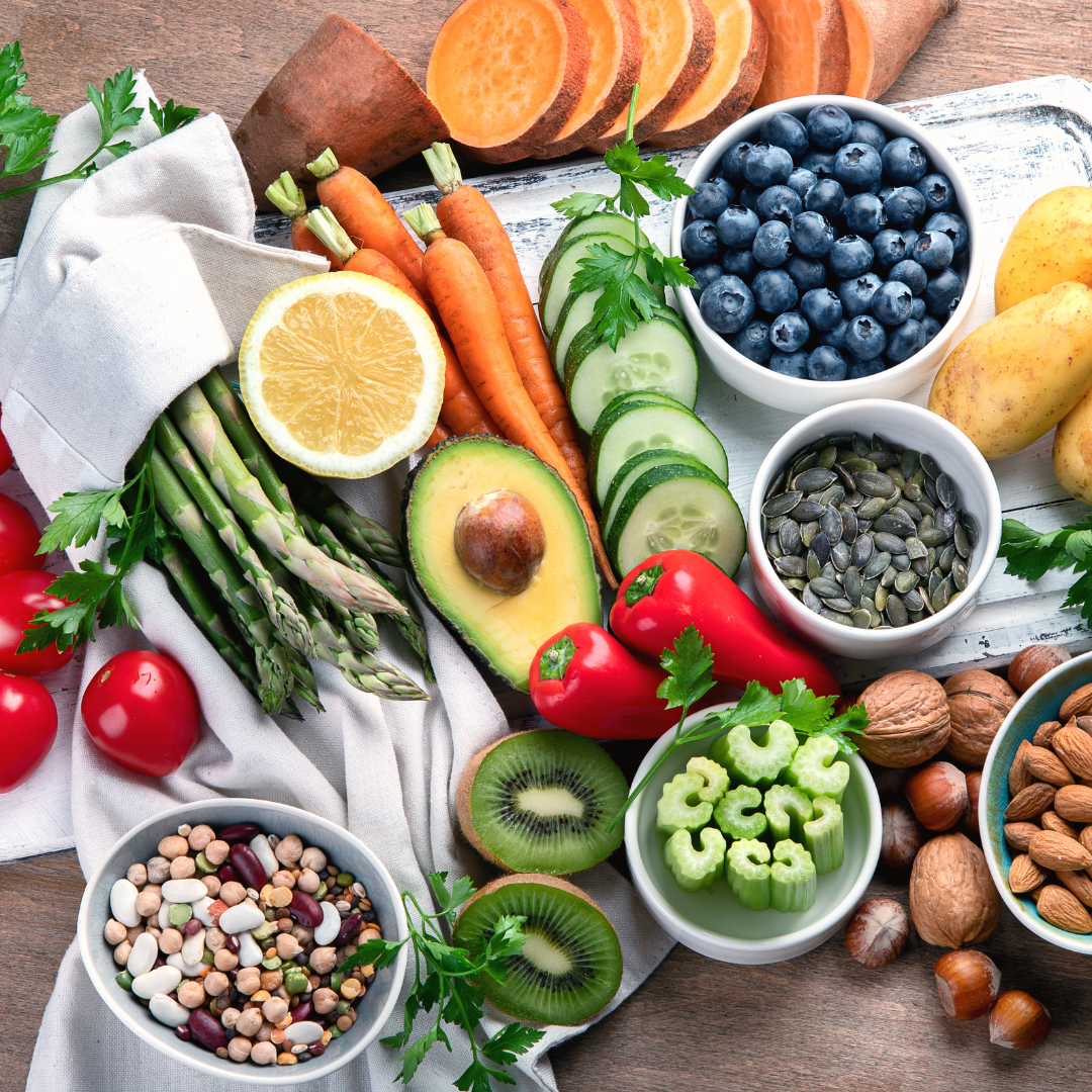 Illustration einer Vielzahl von basischen Lebensmitteln, darunter Obst, Gemüse, Nüsse und Samen, auf einem farbenfrohen Hintergrund.