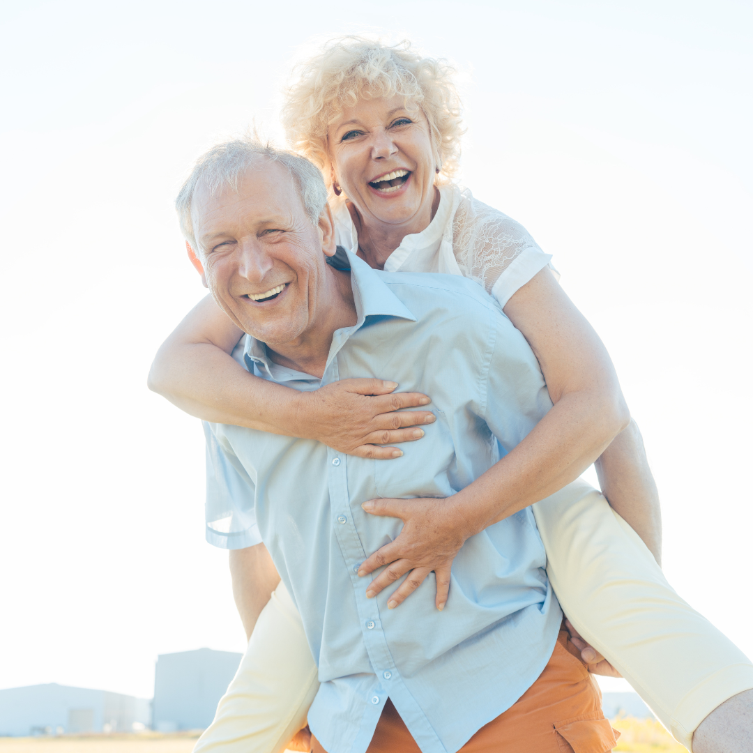 Illustration eines glücklichen Seniorenpaares, das gemeinsam im Park spazieren geht.