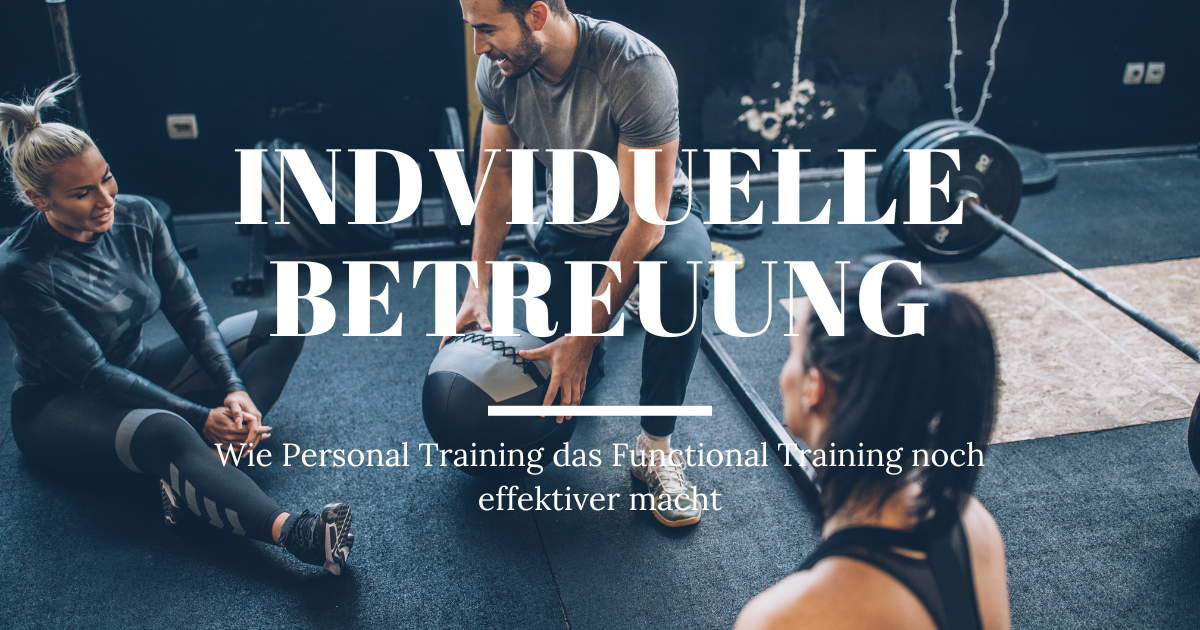 Drei Sportler werden in einer Coaching-Situation beim Functional Training betreut und erhalten individuelles Feedback.