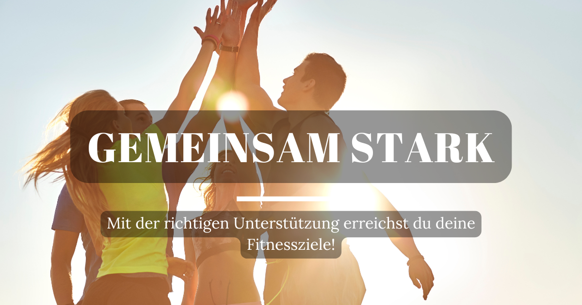 Vier Sportler geben sich nach dem Training einen High Five, was die positive und motivierende Atmosphäre in der Gemeinschaft im Fitnessstudio zeigt.
