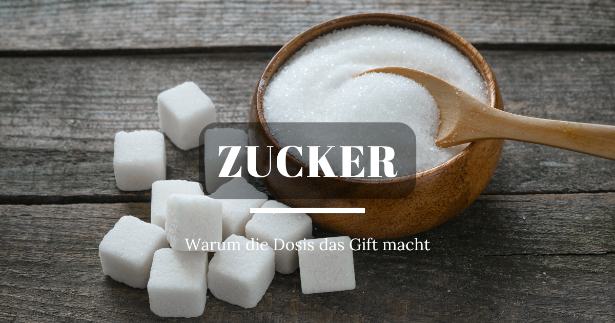 Zuckerwürfel und loser Zucker auf einem Tisch, Symbol für den Zuckerkonsum und seine Auswirkungen auf die Gesundheit.