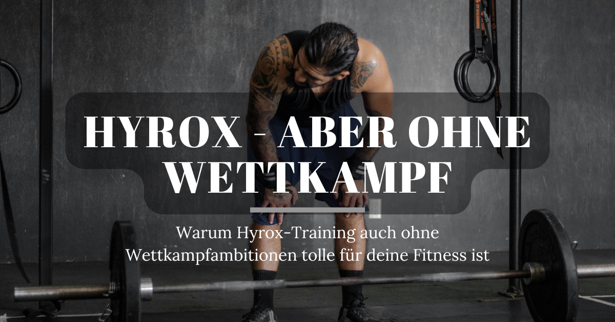 Mann hebt eine Langhantel während des Hyrox-Trainings, das Ausdauer und Kraft vereint.