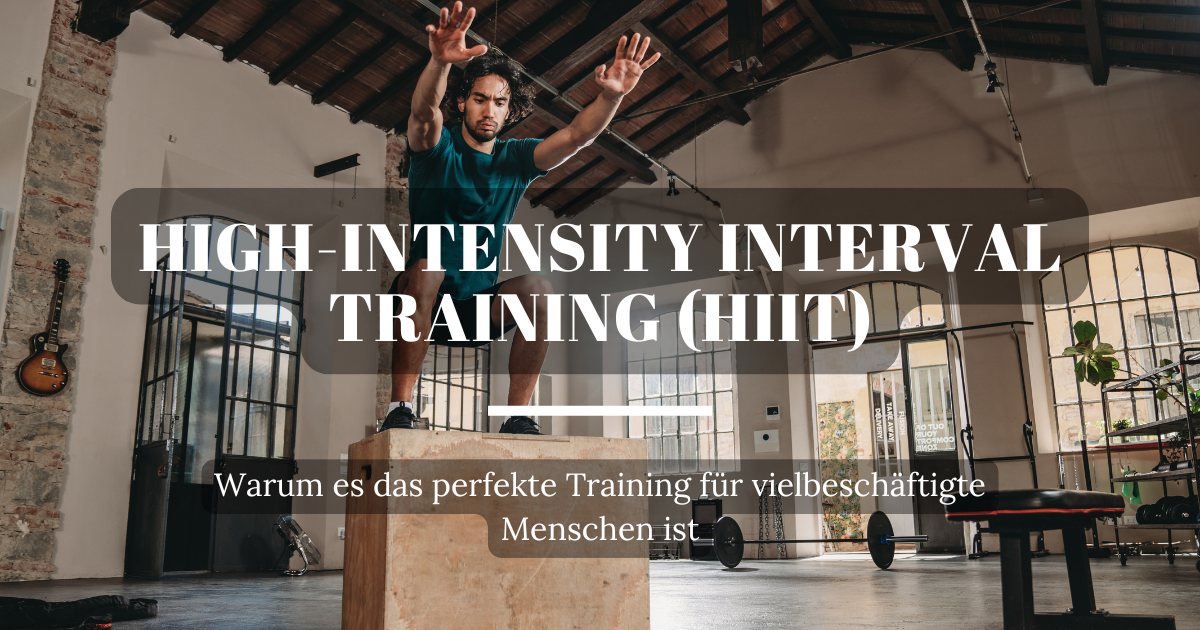 Ein Mann springt mit voller Energie auf eine Box im Fitnessstudio, um die Intensität von HIIT zu demonstrieren.