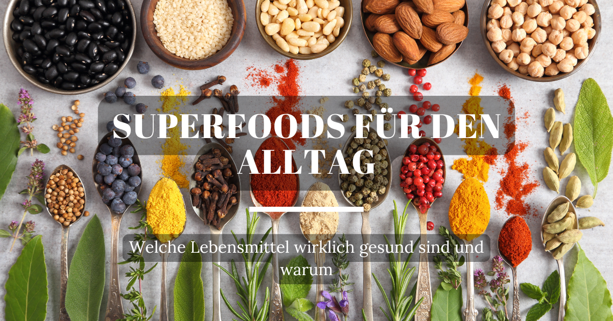 Bunte Superfoods wie Beeren, Avocados und Nüsse auf einem Tisch, die die Vielfalt und Nährstoffdichte gesunder Lebensmittel zeigen.