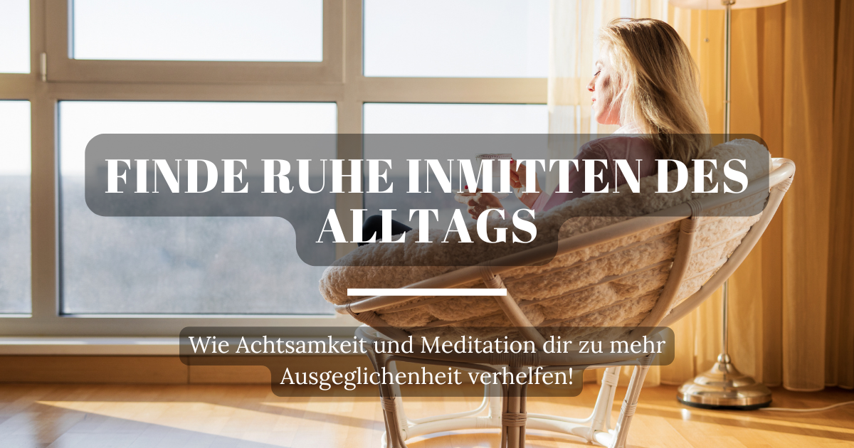 Eine Frau sitzt entspannt mit einer Tasse Tee in einem bequemen Stuhl vor einer Fensterfront und praktiziert Achtsamkeit.