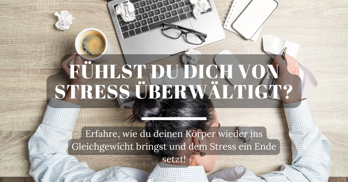 Eine Frau sitzt erschöpft am Schreibtisch, den Kopf auf den Händen mit einer Kaffeetasse in der Hand, umgeben von To-Do-Zetteln und einem offenen Laptop, der den stressigen Alltag symbolisiert.