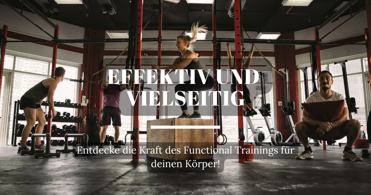 Vier Personen führen verschiedene funktionelle Übungen wie Kniebeugen, Liegestütze und Kettlebell Swings durch, um ihre Kraft und Beweglichkeit zu steigern.