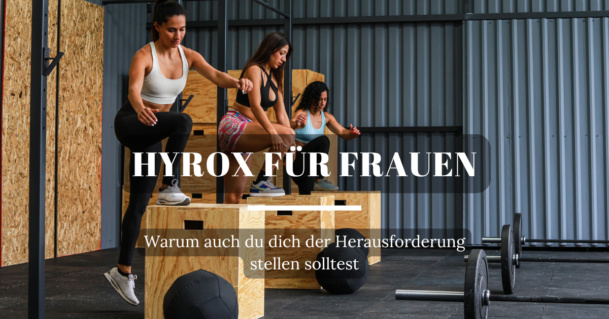 Drei Frauen steigen gemeinsam auf eine Box im Functional Training Club und bereiten sich auf die Hyrox-Challenge vor.