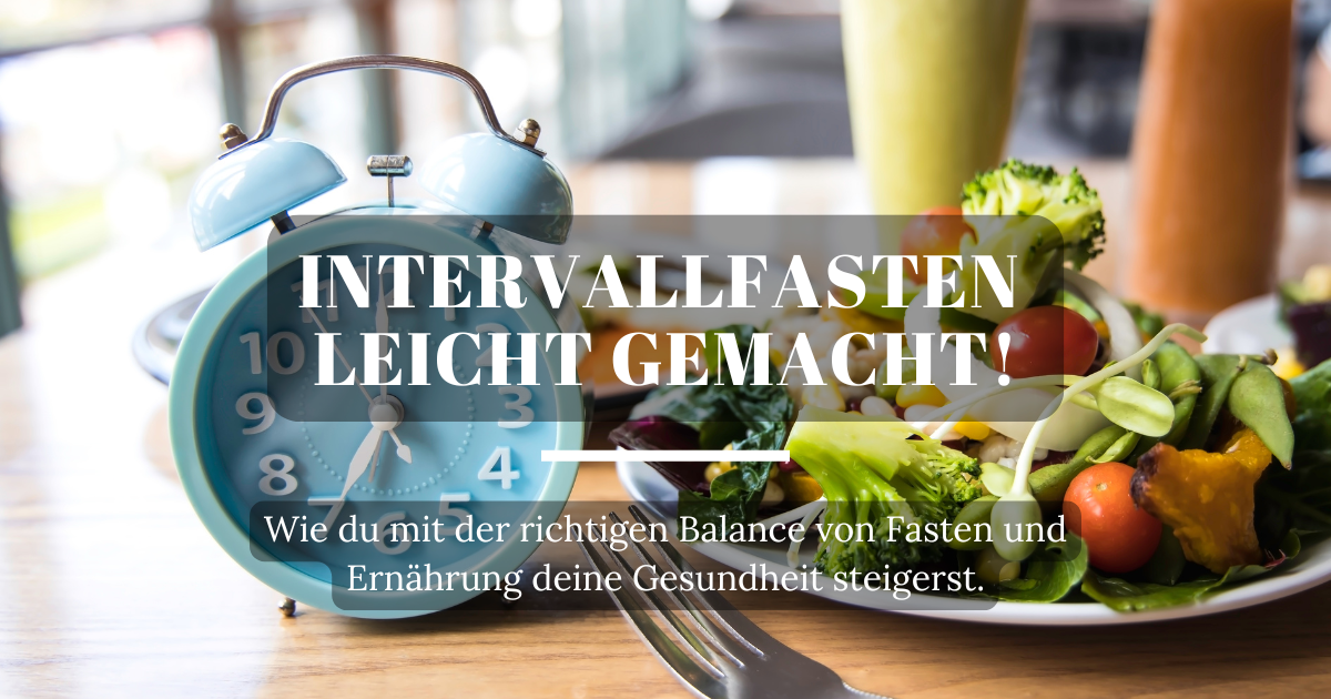 Ein Wecker und ein Teller mit frischem Gemüse, Symbol für die Zeitplanung und gesunde Ernährung beim Intervallfasten.