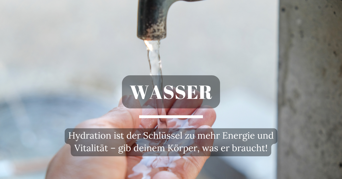 Wasser fließt aus einem Hahn in die Hand – Symbol für Hydration und Gesundheit.