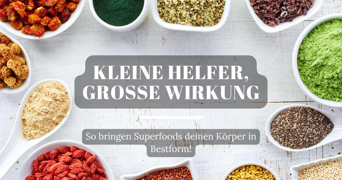 Schüsseln mit Superfoods wie Chiasamen, Sesam, Kakao, Chlorella und Matcha – Nährstoffpower für deinen Körper.