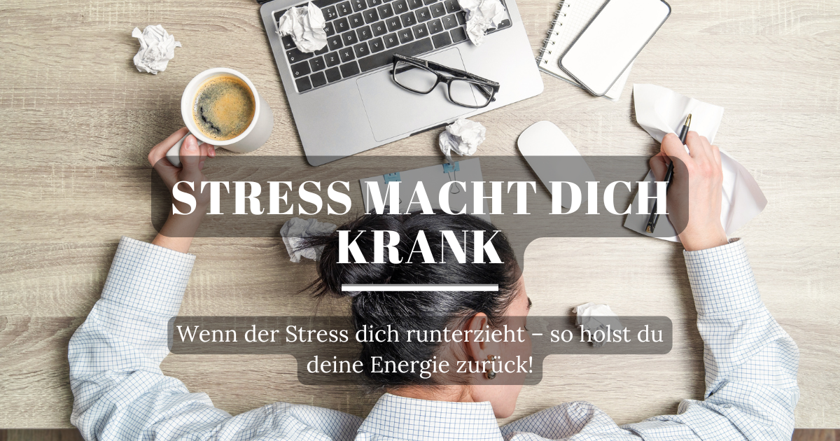Frau liegt erschöpft mit dem Kopf auf einem Schreibtisch voller Unterlagen, Laptop, Stifte und Kaffee – Symbol für Stress und Überlastung.