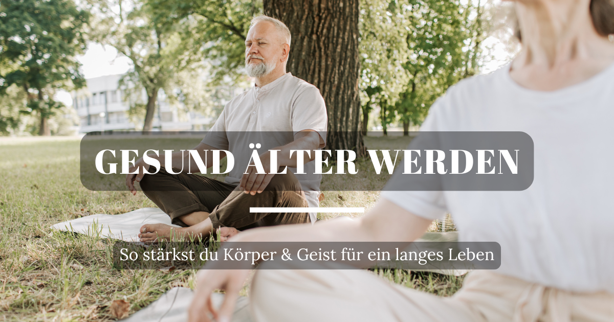 Zwei ältere Menschen meditieren gemeinsam im Garten unter einem Baum, genießen die Sonne und Ruhe