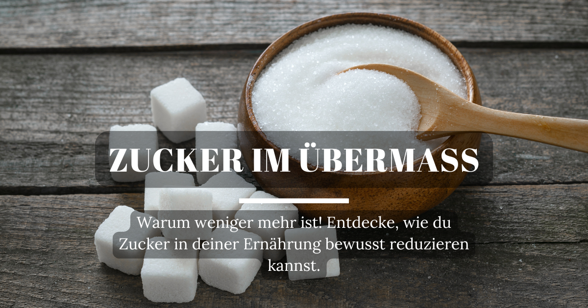 Mehrere Zuckerwürfel und eine Schüssel Kristallzucker mit einem Löffel – Symbol für den übermäßigen Zuckerkonsum in unserer Ernährung.