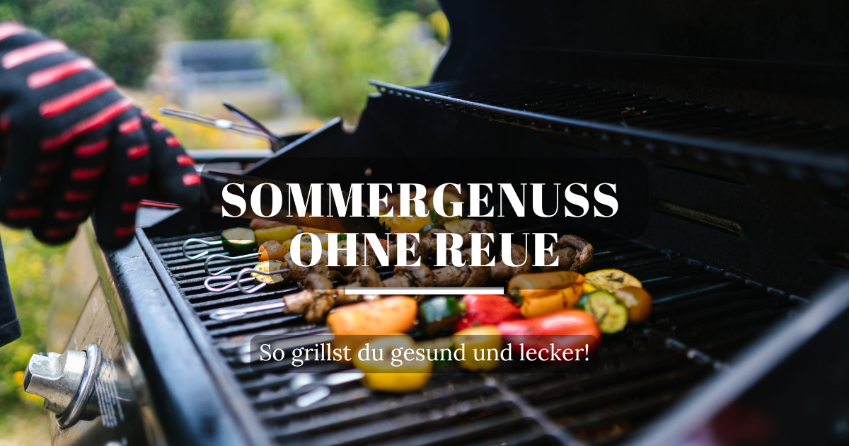 Bunte Gemüsespieße auf einem Gasgrill, die von einer Hand mit Zange gewendet werden.