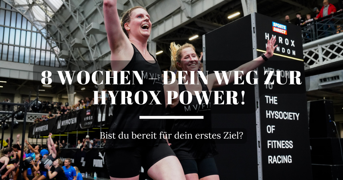 Zwei Frauen laufen erschöpft, aber glücklich beim HYROX Double ins Ziel, nach einem erfolgreichen Wettkampf.