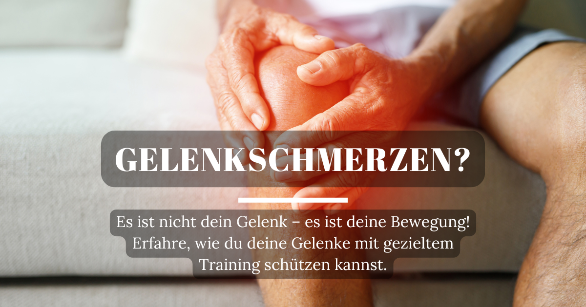 Mann sitzt auf der Couch und hält sich das schmerzende Knie – ein Bild für Gelenkschmerzen durch falsche Bewegung.