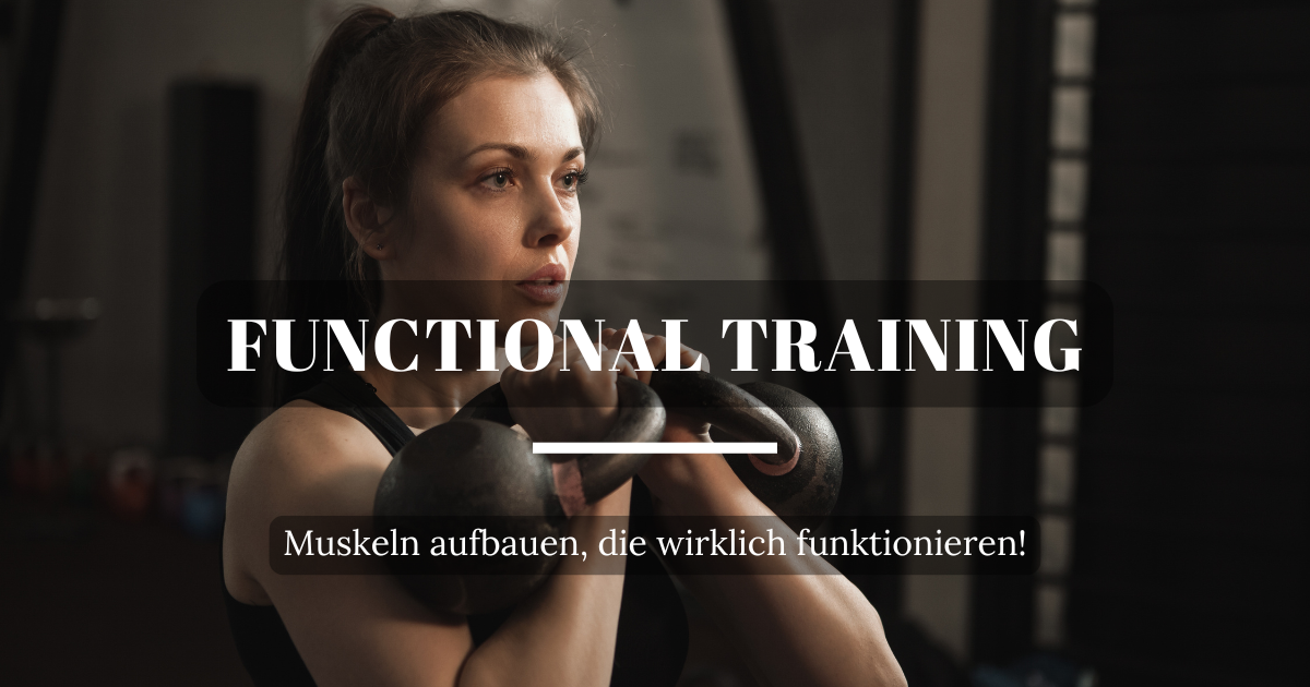 Frau hält zwei Kettlebells vor der Brust und trainiert Functional Strength im Fitnessstudio.