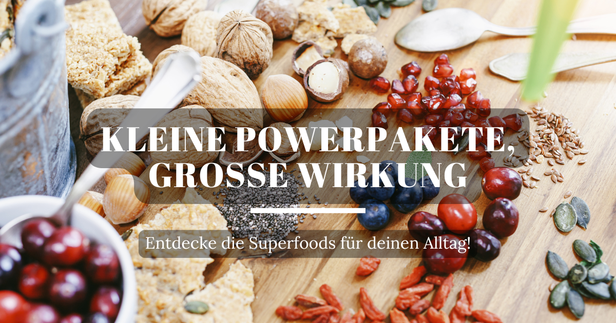 Nüsse, Samen und Beeren auf einem Holztisch – gesunde Superfoods für Energie, Immunsystem und Leistungsfähigkeit.