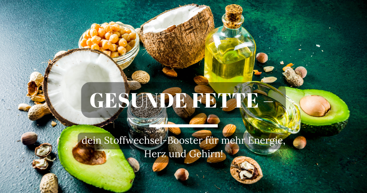 Lebensmittel reich an gesunden Fetten: Avocado, Kokosnuss, Nüsse und Kichererbsen auf einem Tisch angerichtet.