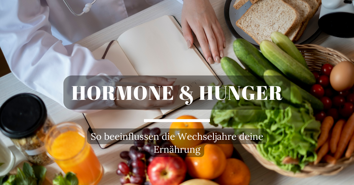 Frau mittleren Alters sitzt am Tisch, umgeben von frischem Obst und Gemüse, macht sich Notizen zu ihrer Ernährung.