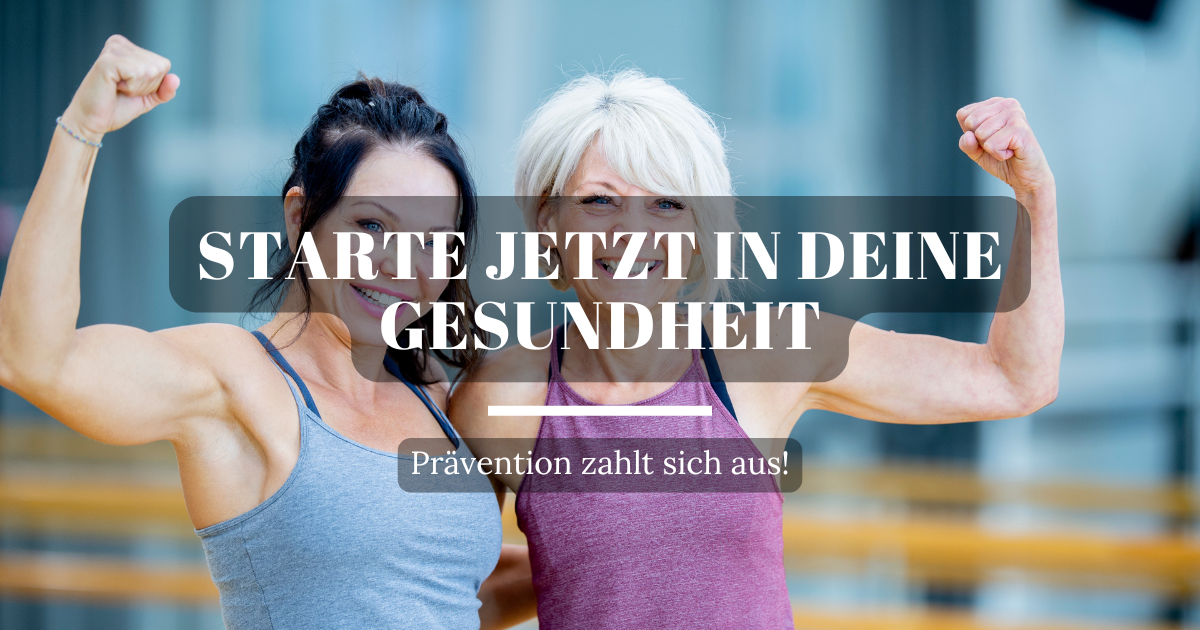 Zwei sportliche Frauen in Fitnesskleidung flexen ihre Oberarme und lächeln in die Kamera.