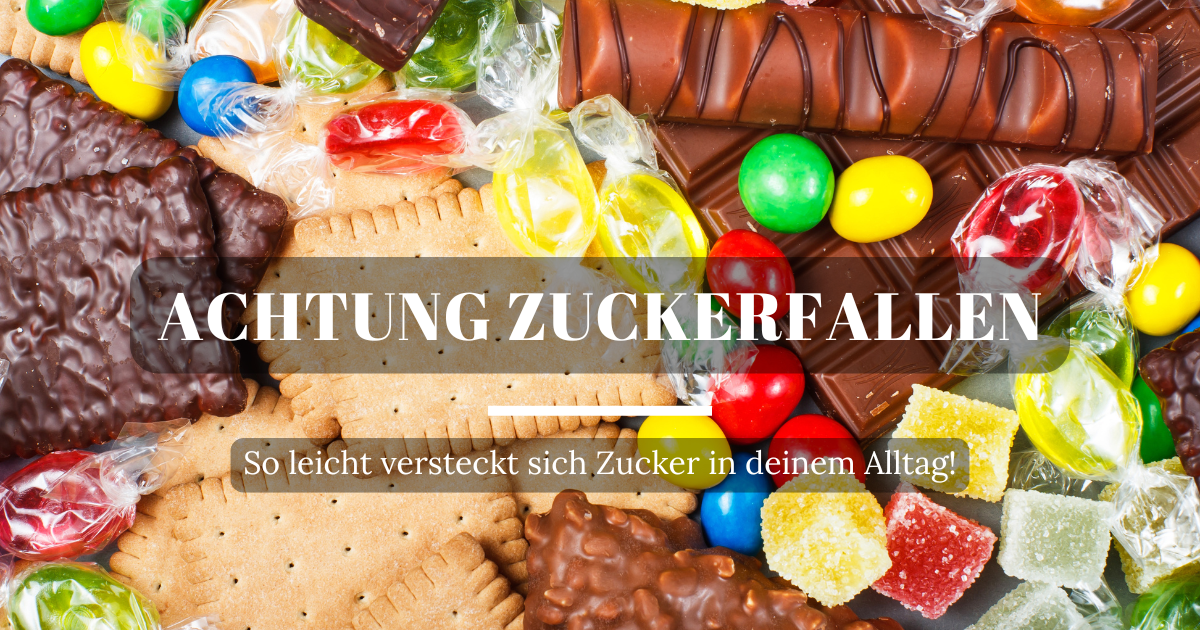 Bunte, zuckerhaltige Süßigkeiten auf einem Teller – Schokolade, Bonbons und Gummibärchen