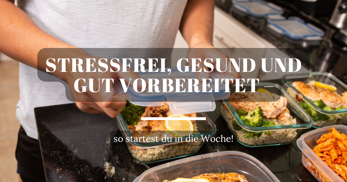 Mann verschließt Vorratsdosen mit vorbereiteten Mahlzeiten für die Woche, Meal Prep, gesunde Ernährung, Portionierung
