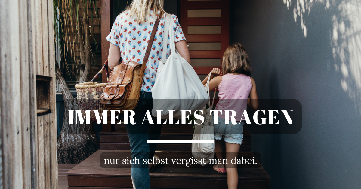 Mutter mit Tochter geht bepackt mit Einkaufstüten und Taschen eine Treppe hinauf – Symbol für Alltagsbelastung, Stress und mentale Erschöpfung.