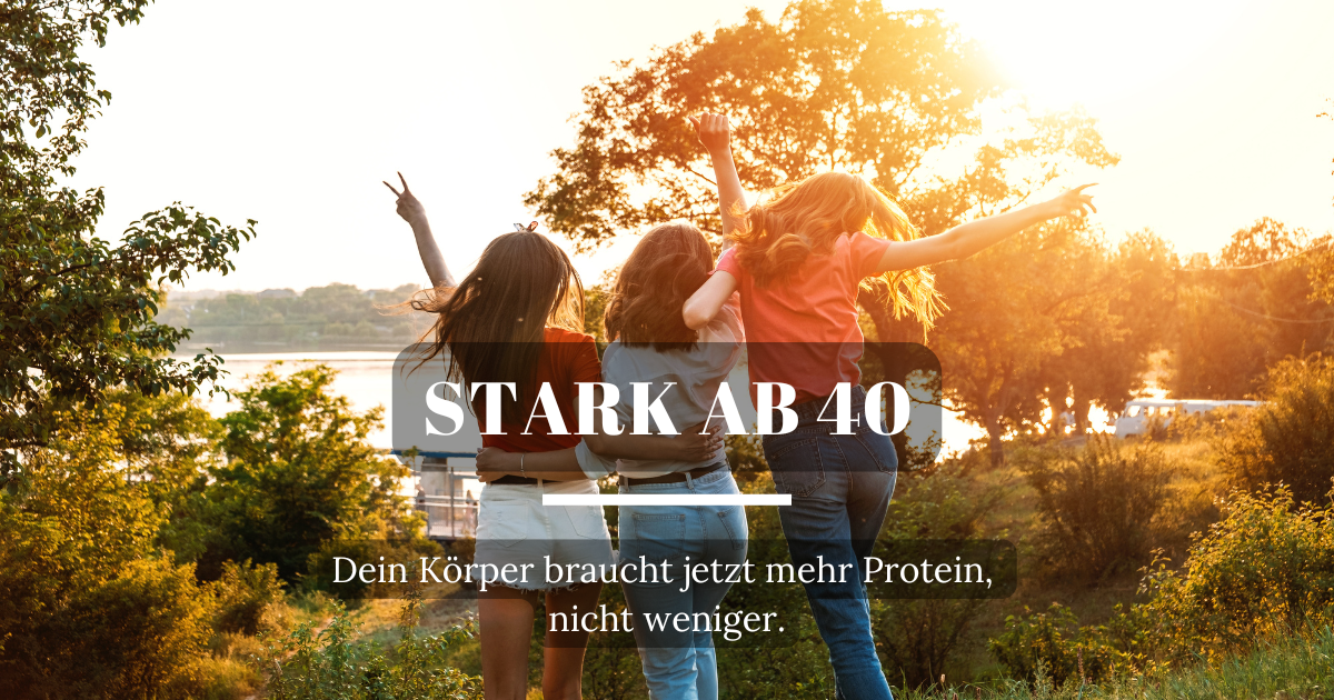 Drei Frauen über 40 hüpfen fröhlich Arm in Arm durch die Natur – Symbol für Vitalität, Energie und Lebensfreude durch Krafttraining und gesunde Ernährung.