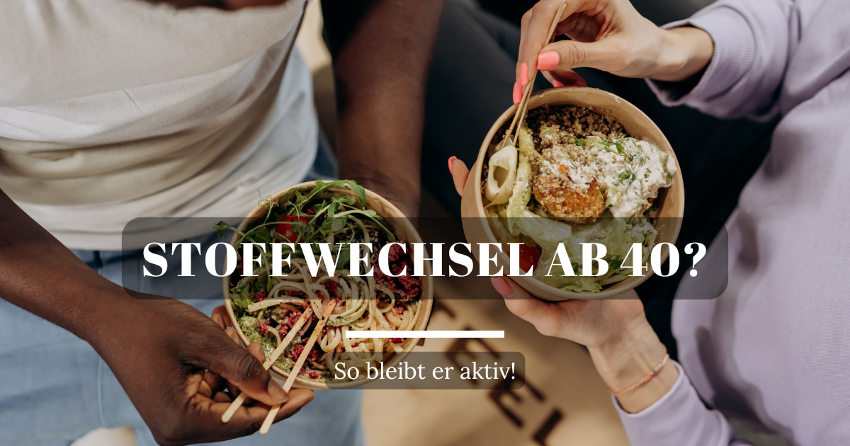 Zwei Frauen essen gesunde Bowls aus Schüsseln mit Stäbchen, gesunde Ernährung im Fokus.