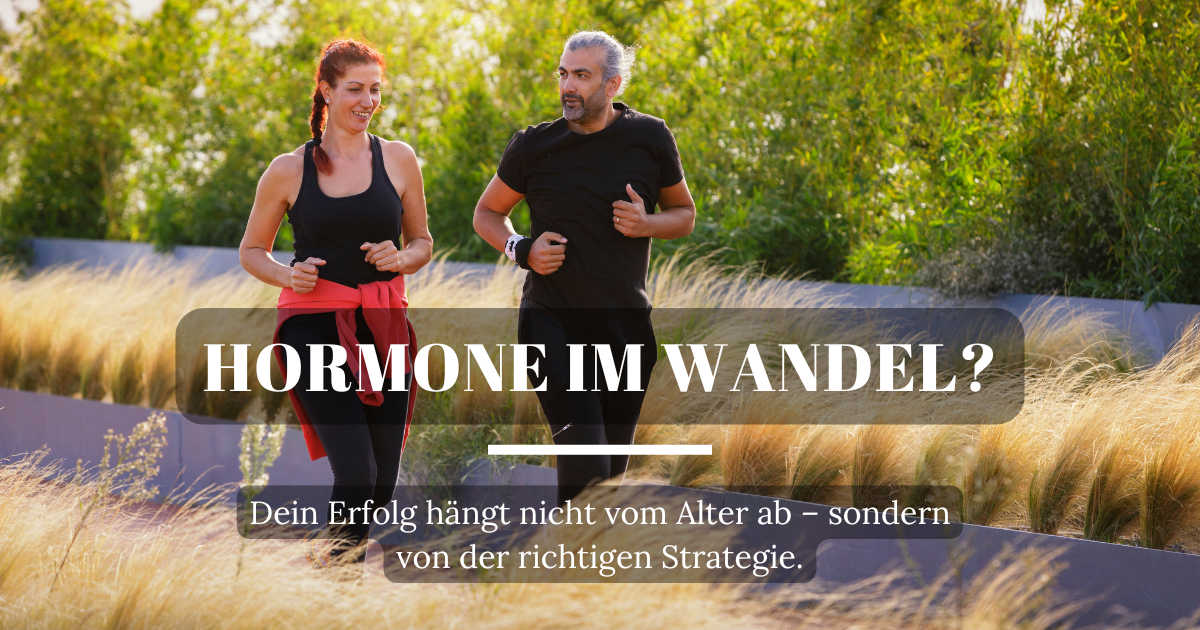 Eine Frau und ein Mann laufen gemeinsam durch die Natur - Symbol für Teamgeist, Energie und Trainingserfolge trotz hormoneller Veränderungen.