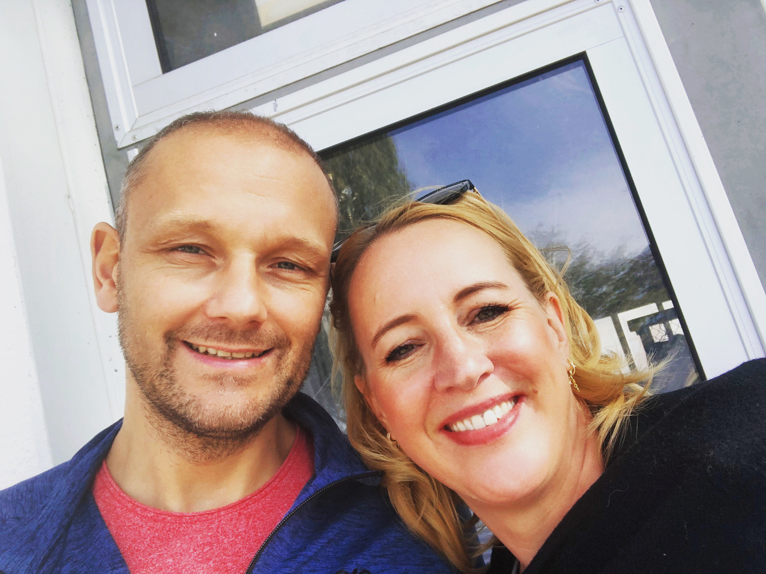 Andrea und Alex Gaugler lächeln in die Kamera – die Gründer von Mein CLUB Burghausen.