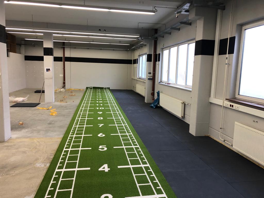 Der Trainingsraum von Mein CLUB Burghausen während der Aufbauphase mit neuer Kunstrasenbahn.