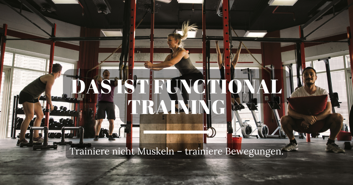 Fünf Menschen trainieren gemeinsam in einem Functional Training Club mit verschiedenen Übungen – Symbol für Teamgeist, Kraft, Beweglichkeit und funktionelles Ganzkörpertraining.