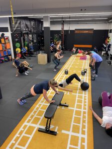 Mitglieder trainieren gemeinsam auf der gelben Trainingsbahn im Mein CLUB Burghausen.