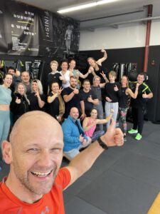 Alex vom Mein CLUB Burghausen macht ein Selfie mit motivierten Teilnehmern nach dem Training.