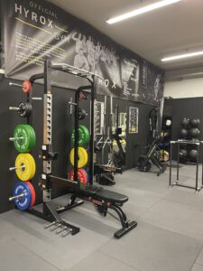 Trainingsfläche im Mein CLUB Burghausen mit Langhanteln, Gewichtsscheiben und Geräten.