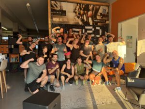 Mitglieder des Mein CLUB Burghausen posieren nach dem Training gemeinsam und zeigen stolz ihre Stärke.