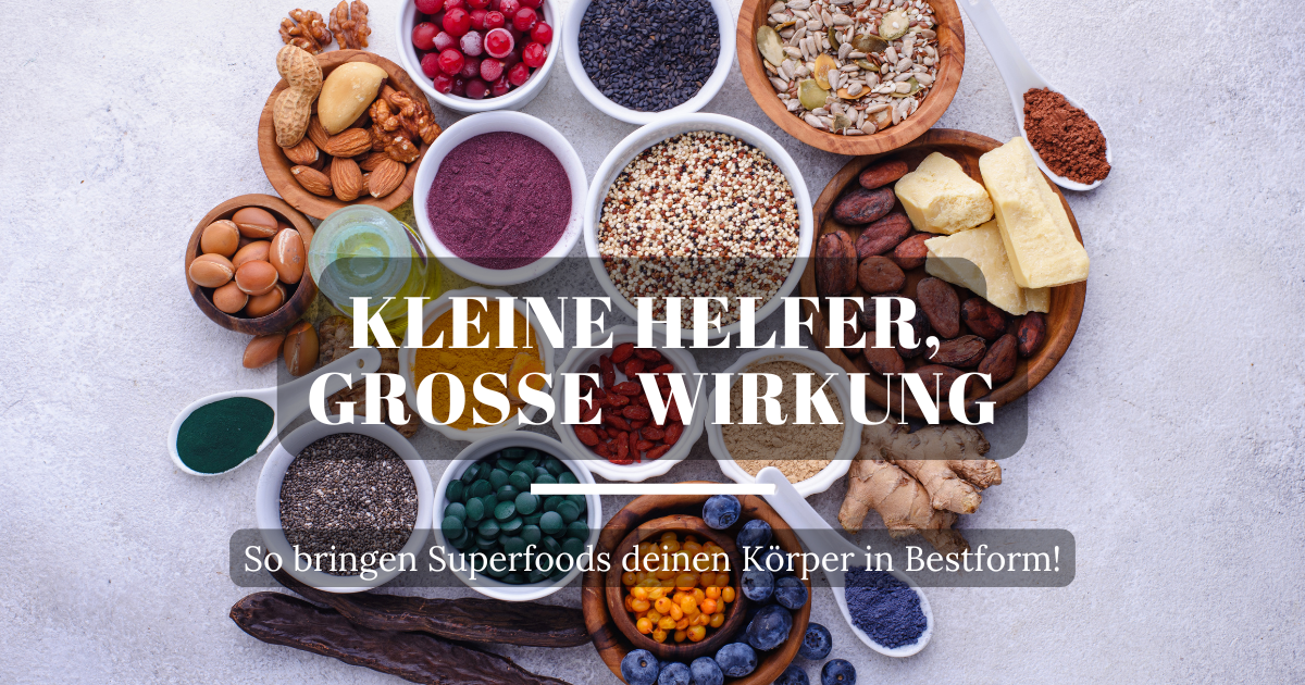 Schüsseln mit Superfoods wie Chiasamen, Sesam, Kakao, Chlorella und Matcha – Nährstoffpower für deinen Körper.