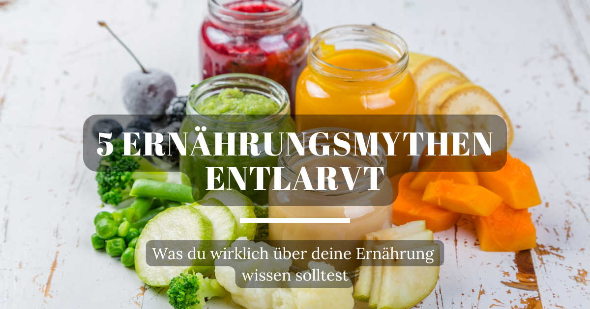 Buntes Essen, farblich sortiert, zeigt eine Mischung aus gesunden und ungesunden Lebensmitteln, um den Unterschied zwischen nährstoffreichen und kalorienreichen Optionen zu verdeutlichen.