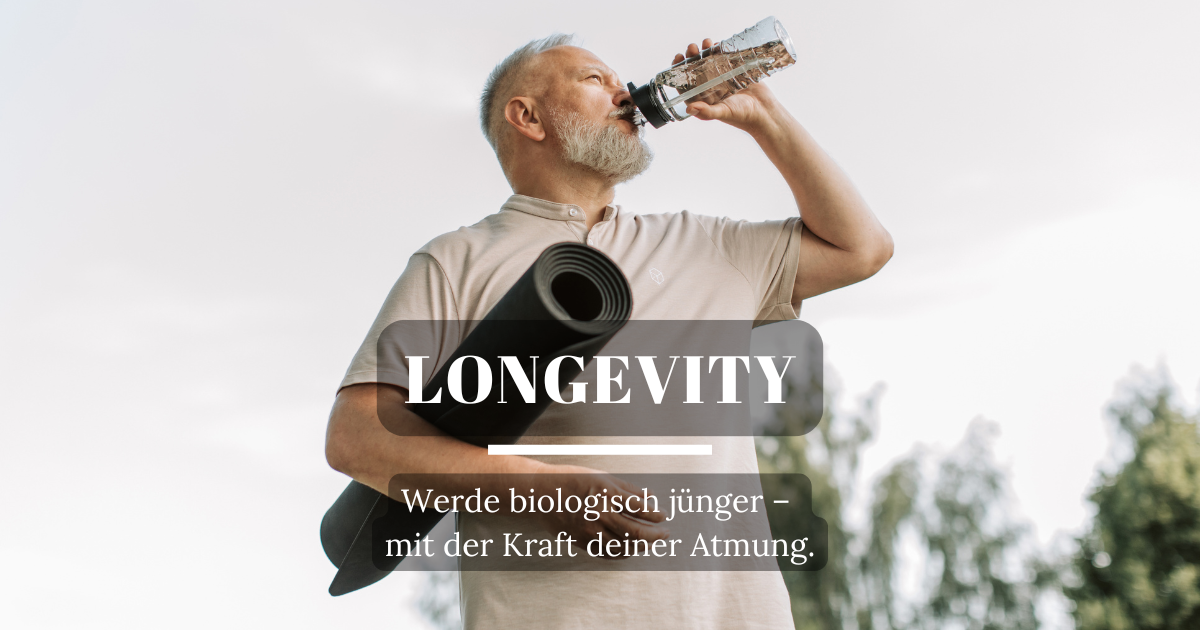 Ein sportlicher Best Ager trinkt nach dem Training aus einer Wasserflasche – Symbol für Gesundheit, Vitalität und Longevity.