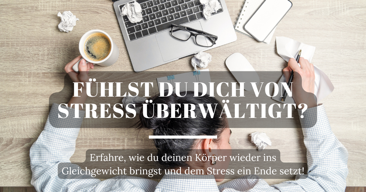Eine Frau sitzt erschöpft am Schreibtisch, den Kopf auf den Händen mit einer Kaffeetasse in der Hand, umgeben von To-Do-Zetteln und einem offenen Laptop, der den stressigen Alltag symbolisiert.
