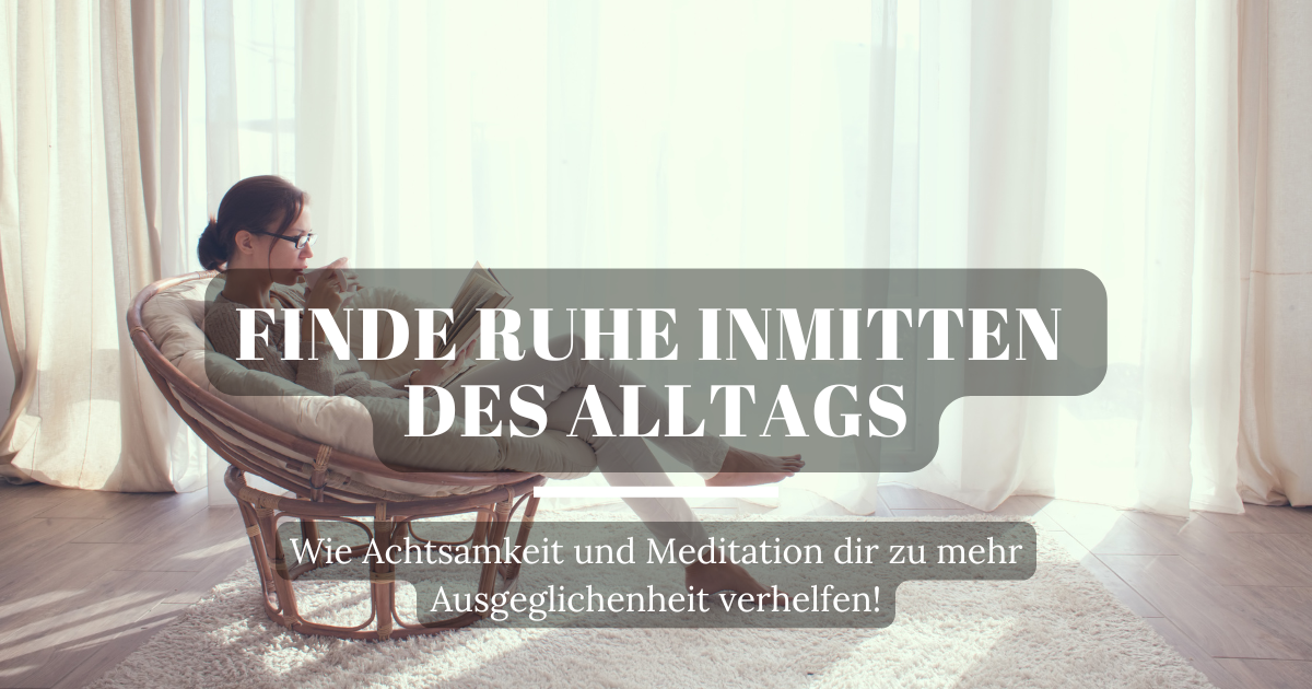 Eine Frau sitzt entspannt mit einer Tasse Tee in einem bequemen Stuhl vor einer Fensterfront und praktiziert Achtsamkeit.