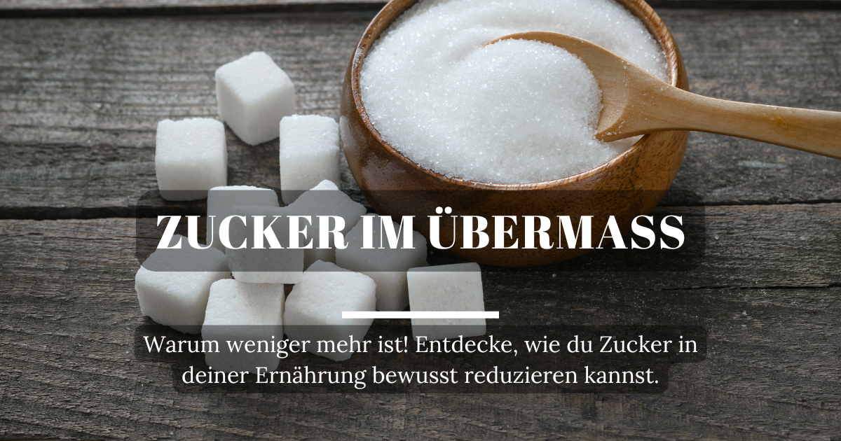 Mehrere Zuckerwürfel und eine Schüssel Kristallzucker mit einem Löffel – Symbol für den übermäßigen Zuckerkonsum in unserer Ernährung.