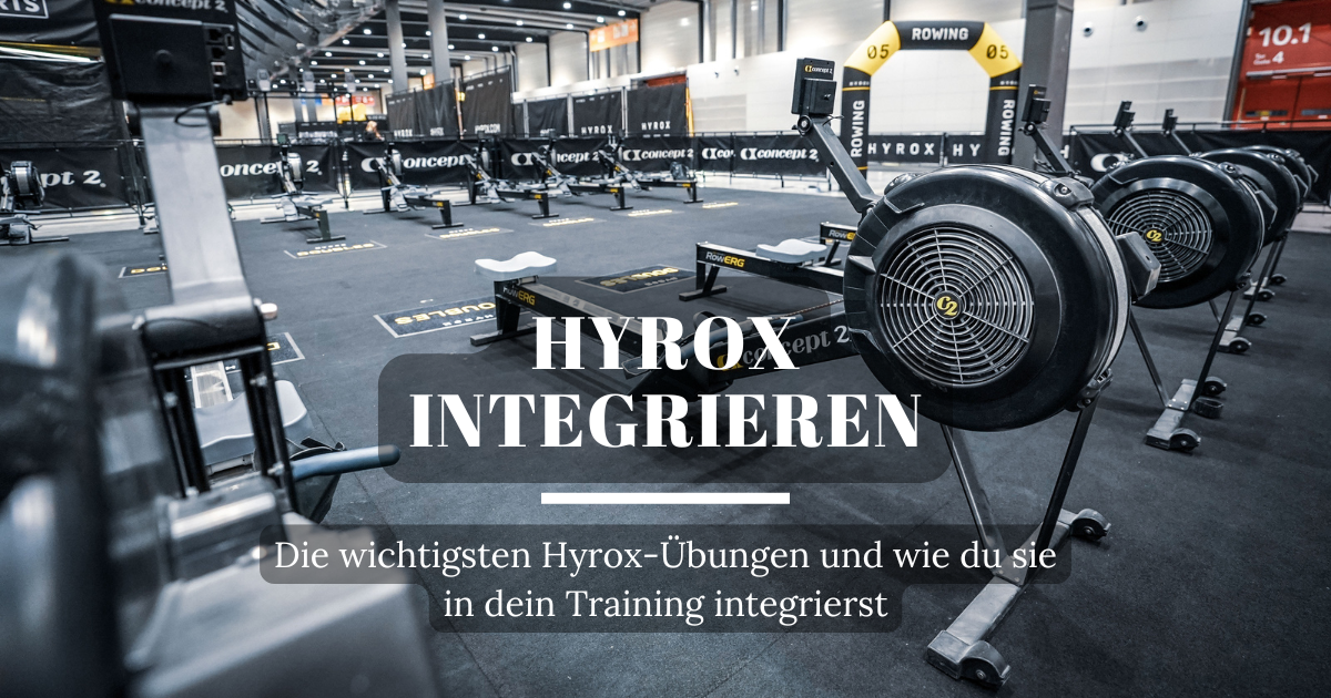 Mann auf dem Rudergerät während eines intensiven Hyrox-Trainings, das Ausdauer und Kraft fordert.