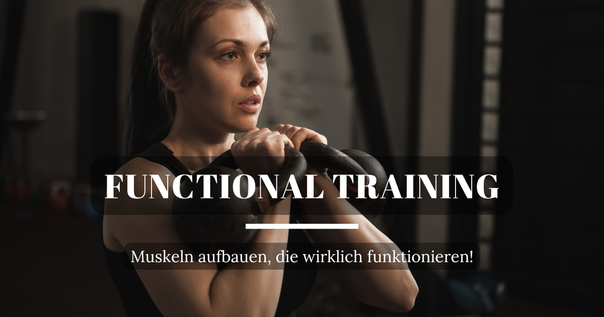 Frau hält zwei Kettlebells vor der Brust und trainiert Functional Strength im Fitnessstudio.