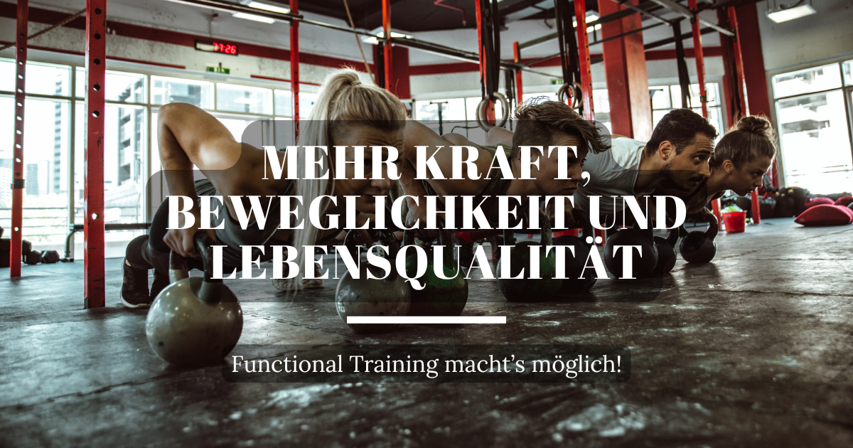 Zwei Frauen und ein Mann trainieren mit Kettlebells in einem Functional Training Club, üben funktionelle Bewegungen und stärken ihren gesamten Körper.