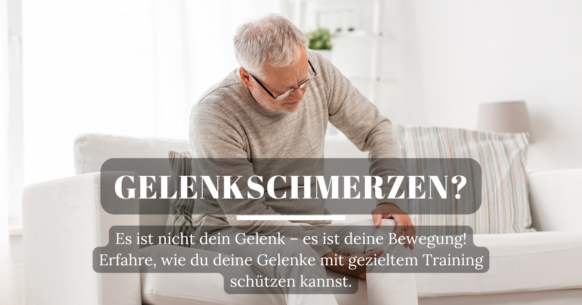 Mann sitzt auf der Couch und hält sich das schmerzende Knie – ein Bild für Gelenkschmerzen durch falsche Bewegung.