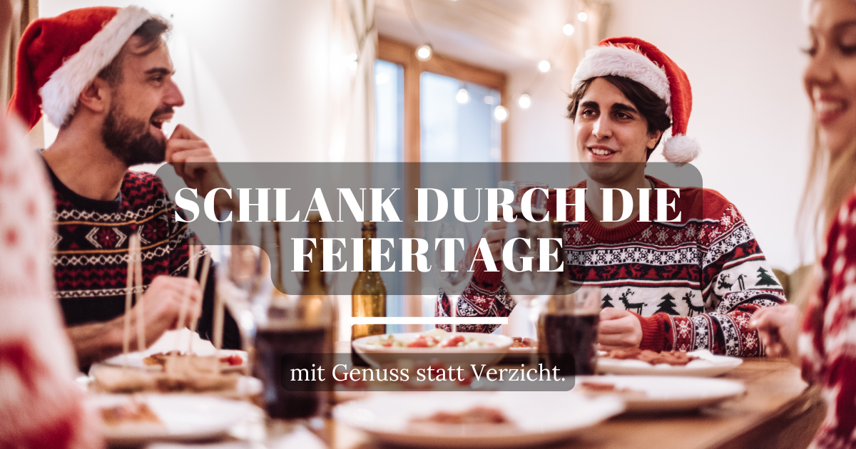 Menschen sitzen gemeinsam an einem weihnachtlich gedeckten Tisch und genießen das Essen.